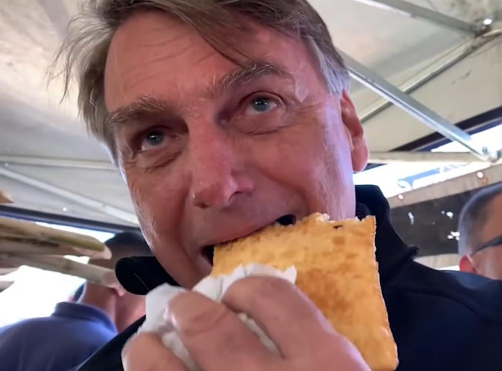 Bolsonaro fazia show na rua comendo pastel e farofa mas no Palácio