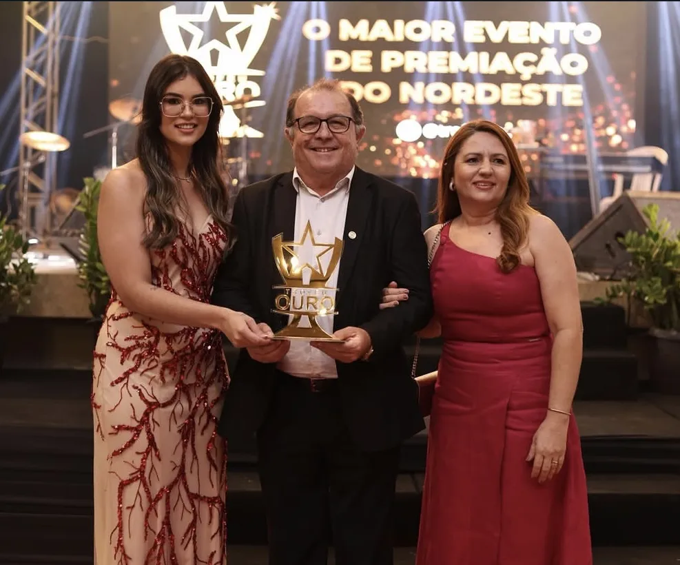 Ceninha Lucena recebe Troféu Ouro de reconhecimento na gestão pública