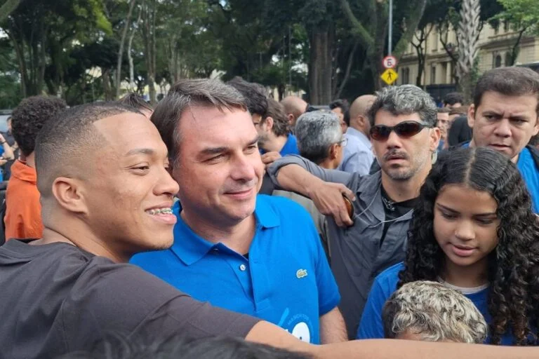 Entre os participantes estavam o senador Flávio Bolsonaro