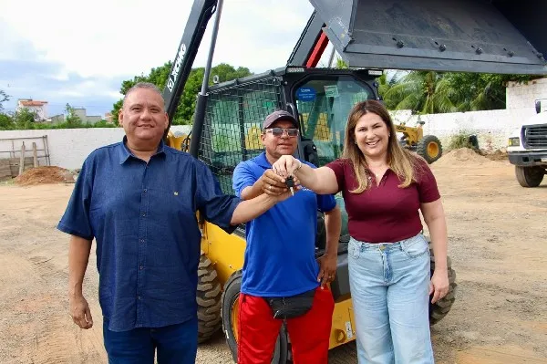 Prefeitura de Cajazeiras-PB reforça frota de infraestrutura com entrega de nova Bobcat|Foto: Assessoria