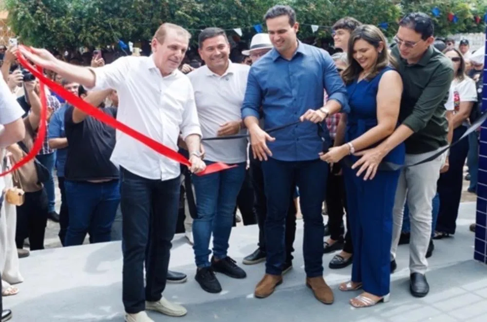 Chico Mendes participa da entrega de nova creche em Condado ao lado de Lucas Ribeiro e Caio Paixão|Foto: Divulgação