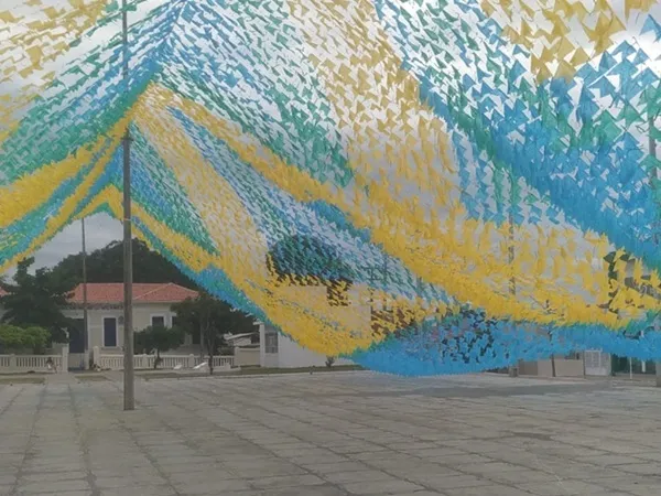 Praça Dom Adauto começa a receber ornamentação para o Xamegão Cultural 2026|Foto: Assessoria