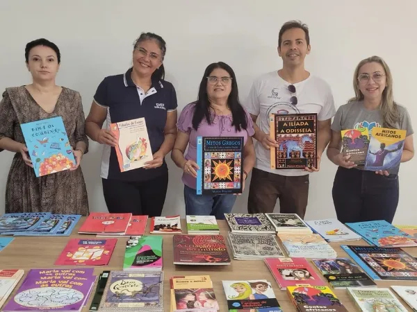 Secretaria de Educação de Cajazeiras entrega livros paradidáticos para creches e escolas do sistema municipal|Foto: Assessoria
