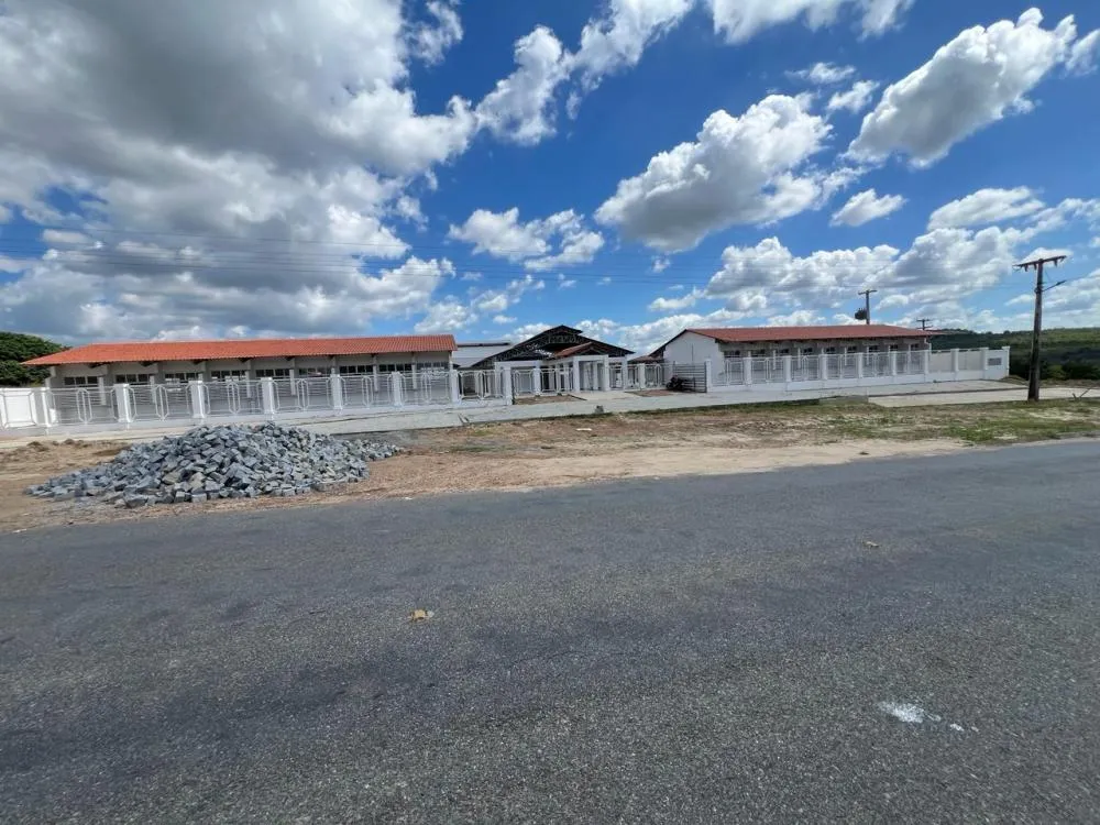 O complexo fica localizado ao lado do contorno que liga a PB-400 ao distrito de Boa Vista