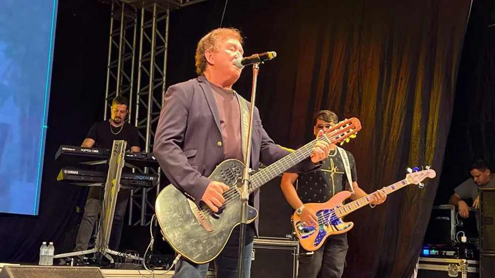 Palco desaba em Show de Amado Batista e cantor é retirado às pressas
