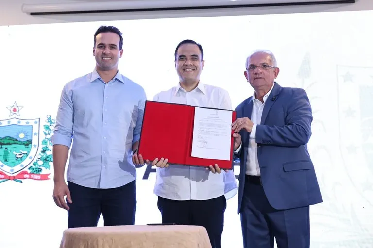 Lucas Ribeiro e ministro Gustavo Feliciano assinam convênio para qualificar profissionais do turismo e assegurar crescimento do setor na PB|Foto: Secom-PB