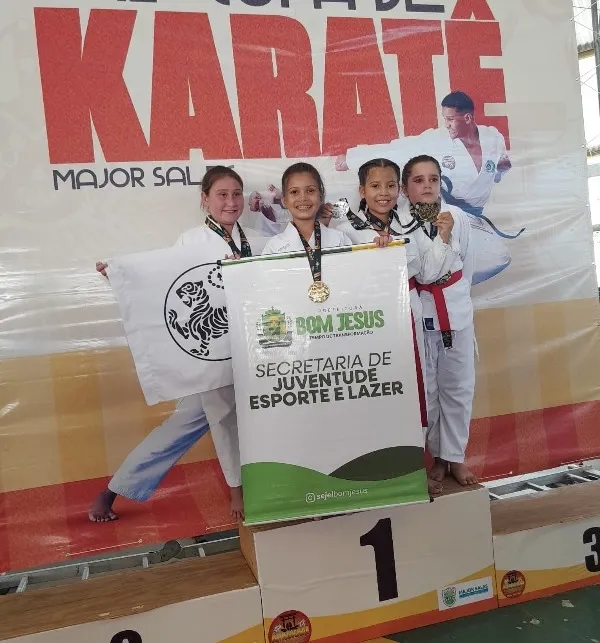 Com apoio da Prefeitura, comitiva conquista destaque em competição de karatê no RN e representa Bom Jesus com excelência|Foto: Assessoria