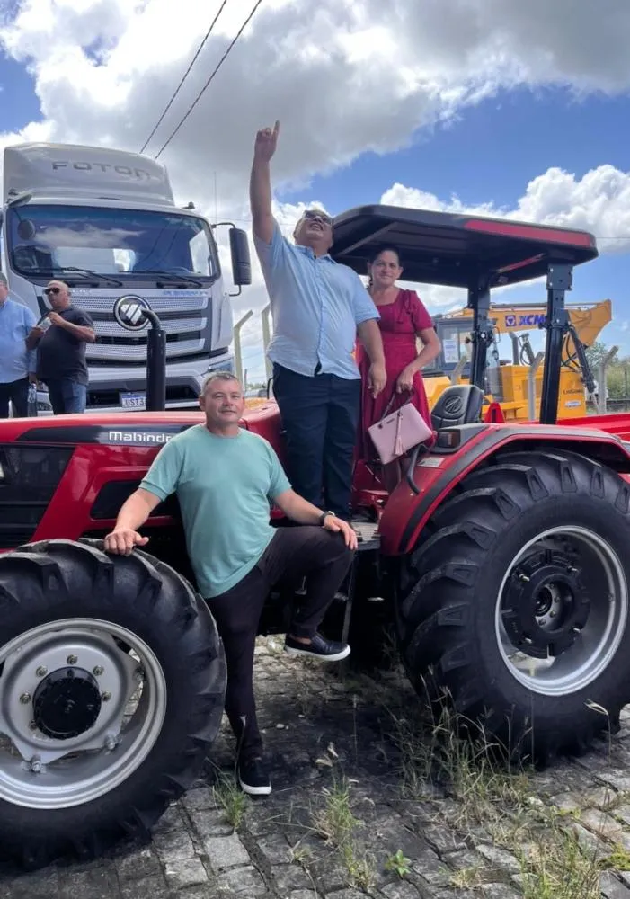 Por intermédio de Marcos Eron, agricultores recebem equipamento agrícola|Foto: Divulgação