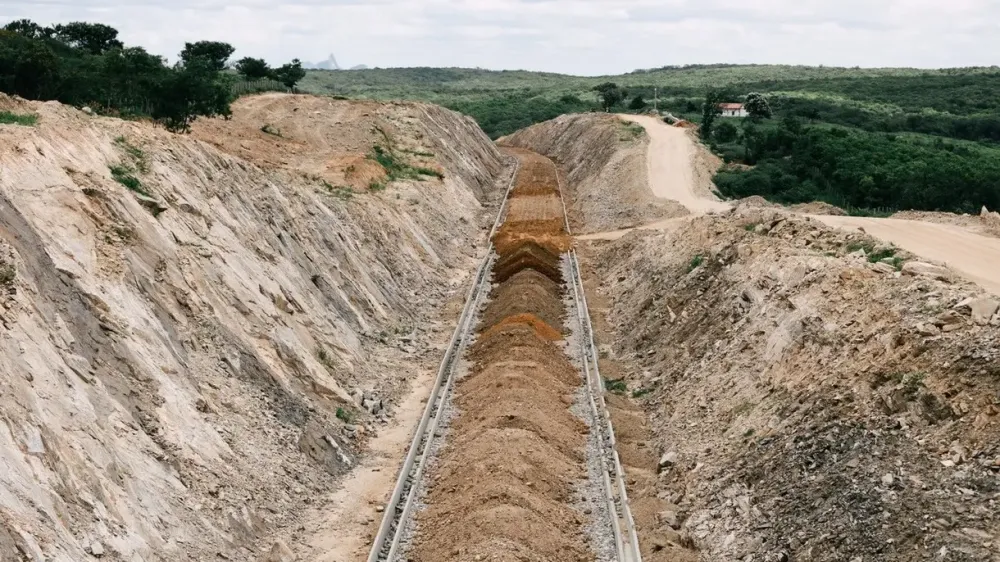 Obra da Ferrovia Transnordestina em Quixeramobim, no Sertão Central cearense, será entregue nesta quinta-feira (2)|Foto: Thiago Gadelha