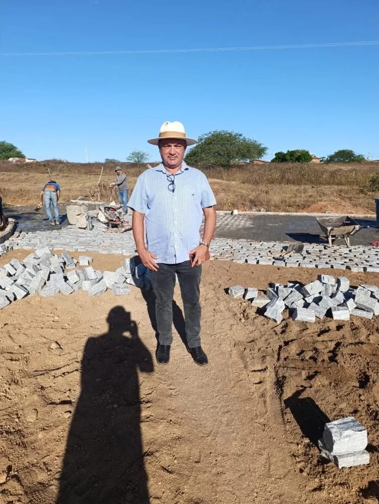 Prefeito Luiz Claudino acompanha avanço de importante obra de pavimentação