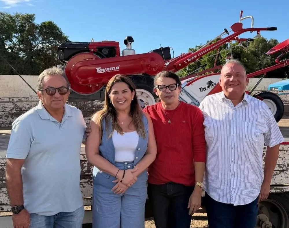 Prefeita Corrinha Delfino entrega maquinário agrícola para produtores rurais|Foto: Divulgação