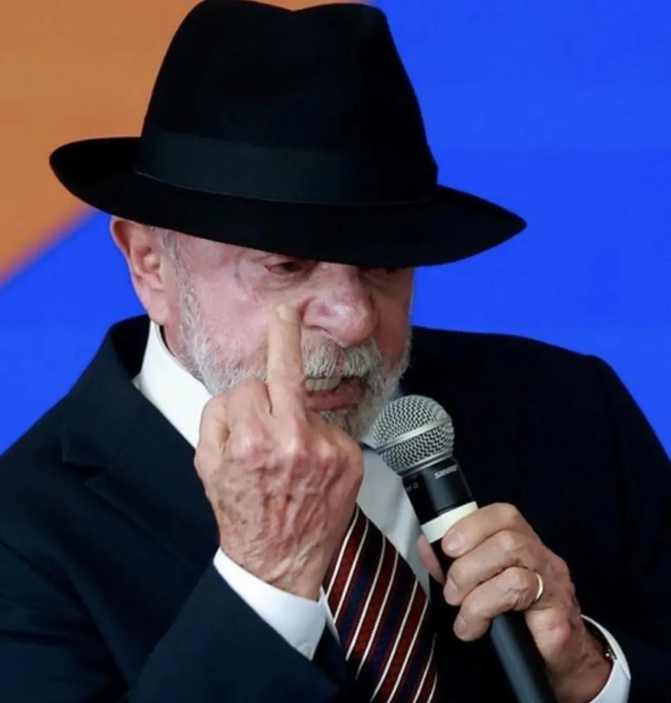 O gesto obsceno veio durante um evento de entrega de obras, equipamentos e recursos para 12 cidades brasileiras