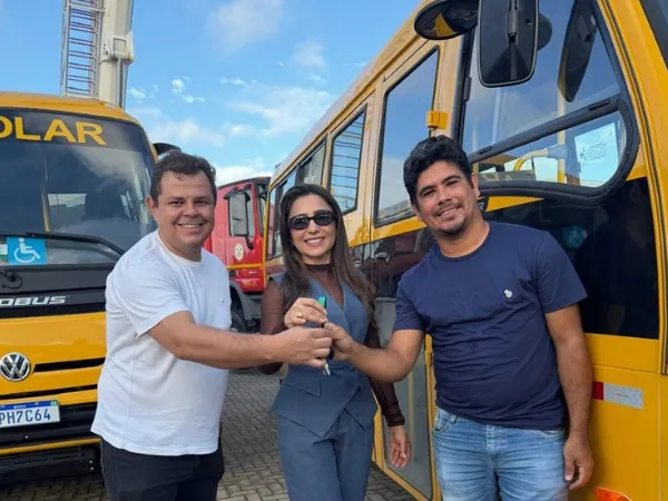 Prefeitura de Cajazeiras recebe novo ônibus escolar para reforçar transporte de alunos|Foto: Assessoria