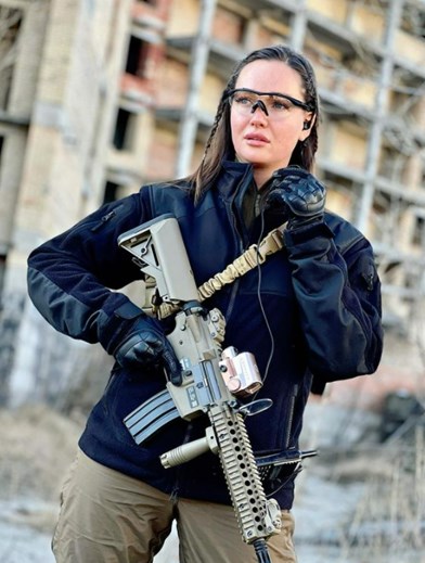 Ex-miss Ucrânia se junta à resistência civil armada contra a invação da Rússia