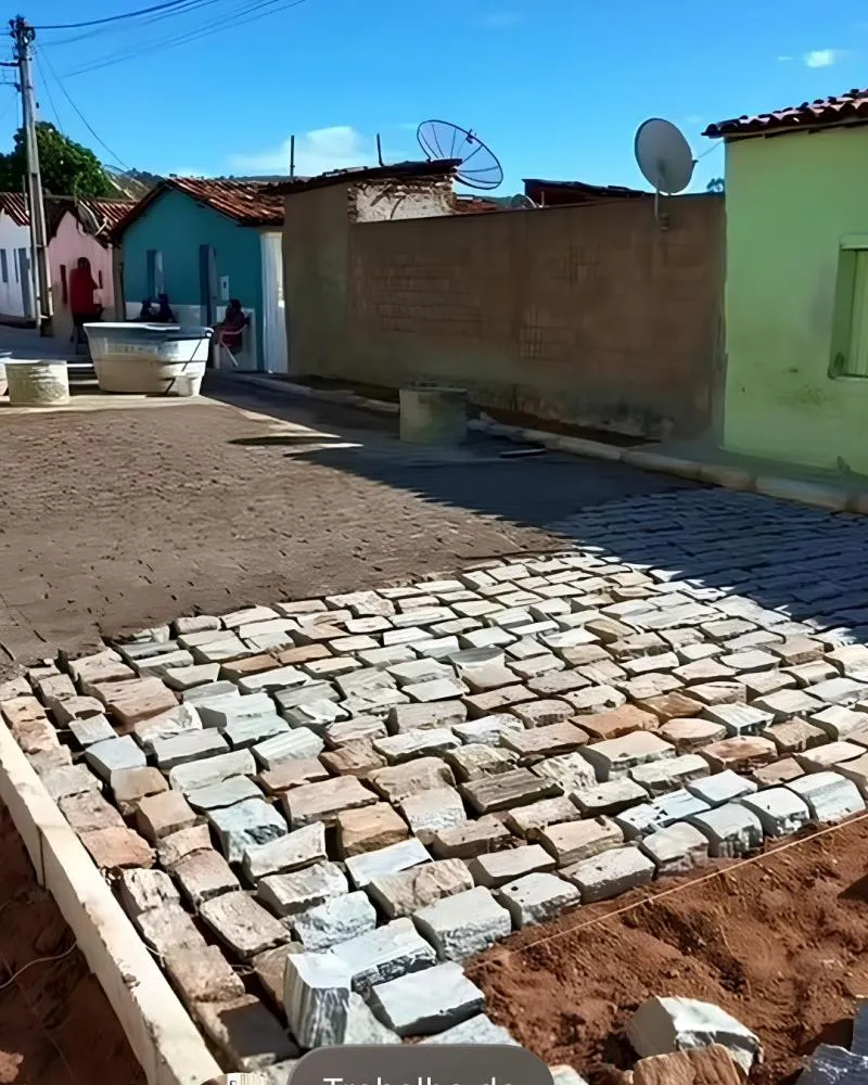 Prefeito João Cleber inspeciona mais de R$ 500 mil em obras de calçamento em Várzea da Ema|Foto: Divulgação