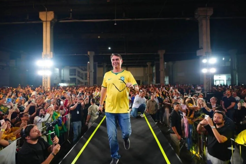 O ponto alto do discurso de Flávio foi o recado direto aos seus opositores e ao Poder Judiciário, elevando o tom em relação ao seu habitual perfil conciliador.