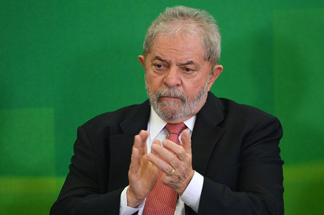 informação de que uma operação da Polícia Federal poderia atingir aliados do ex-presidente Luiz Inácio Lula da Silva a poucos dias do segundo turno das eleições presidenciais.
