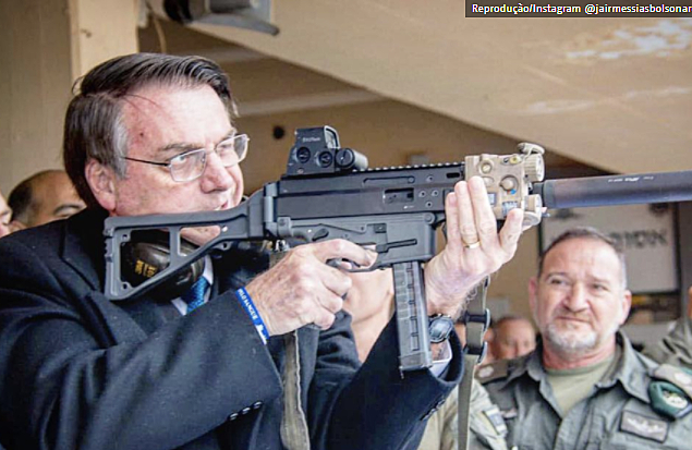 Bolsonaro pega uma arma e ameaça atirar para o alto
