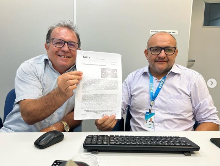 Ceninha Lucena assina contrato na Caixa Econômica para construção de estradas vicinais 