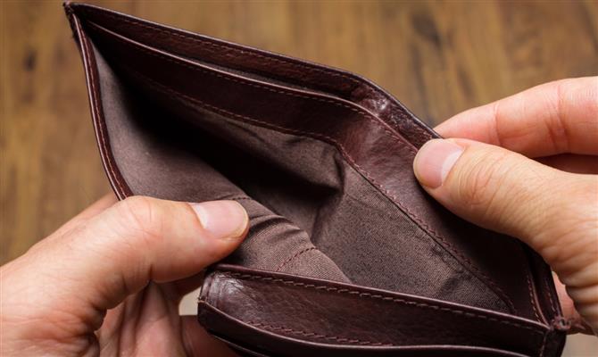 Prefeitura de Cajazeiras volta a atrasar salários de servidores contratados 