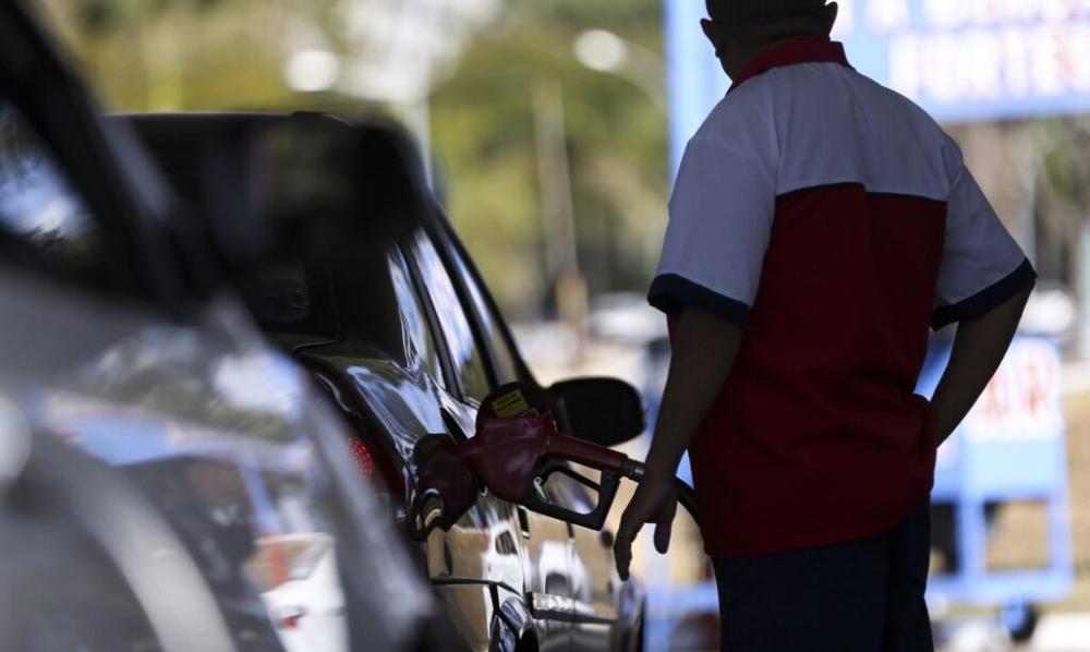 Gasolina volta a subir de preço. 