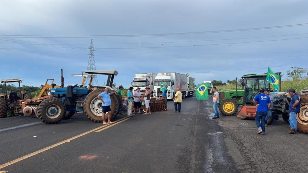 Manifestantes bloqueiam várias rodovias (Foto UOL) 