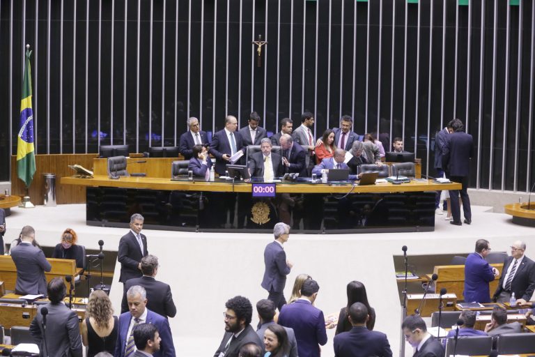 A sessão do Plenário está marcada para as 9 horas.
