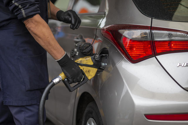 O preço médio do litro da gasolina vendido nos postos do país subiu pela sexta semana consecutiva