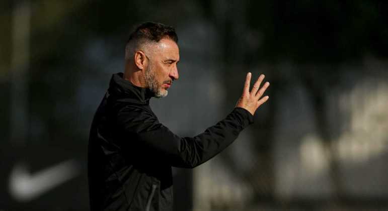  Dentro do que foi passado para Pereira é que o Flamengo está disposto a dar todo o suporte para que o técnico traga a sua família para o Rio de Janeiro