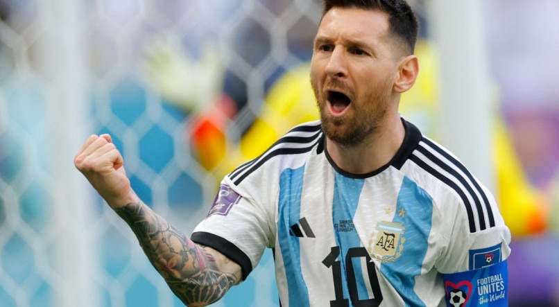 Messi faz o priimeiro da Argentina com um chute de longe 