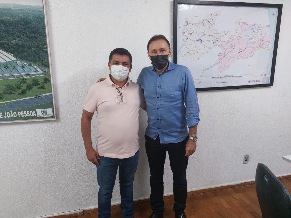 Claudino, esteve reunido nesta segunda-feira (28) em João Pessoa, com o secretário de estado de Infraestrutura, Deusdete Queiroga