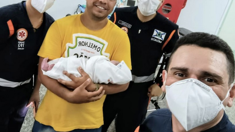 o soldado do Corpo de Bombeiros Felipe Lima enfrentou uma ocorrência especial na tarde terça-feira (29): fazer o parto da própria filha, dentro de seu carro (Foto: O Povo) 