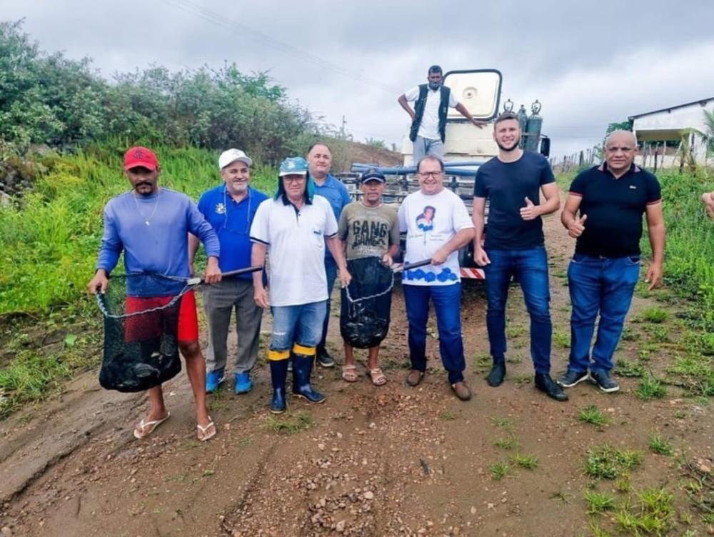 O prefeito do município, Ceninha Lucena, acompanhou a soltura dos alevinos e destacou a importância do projeto