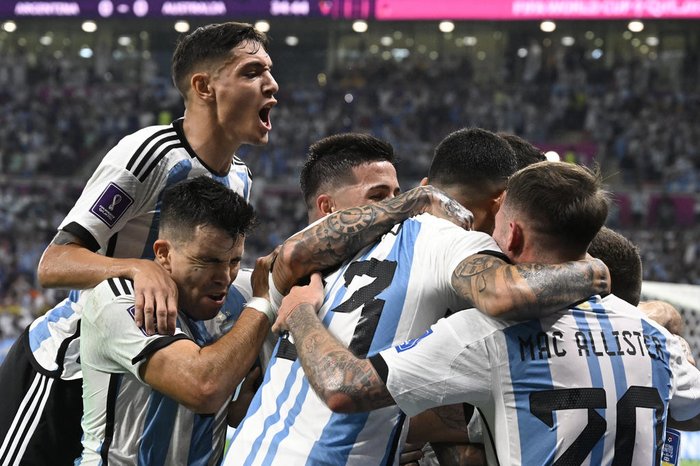 O primeiro gol da partida surgiu aos 35 minutos, com Lionel Messi 