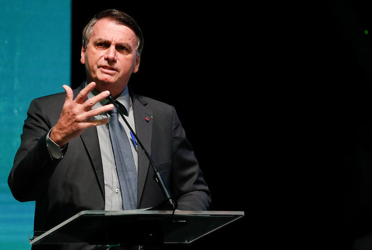 Bolsonaro chorou durante a cerimônia, mas novamente não discursou.