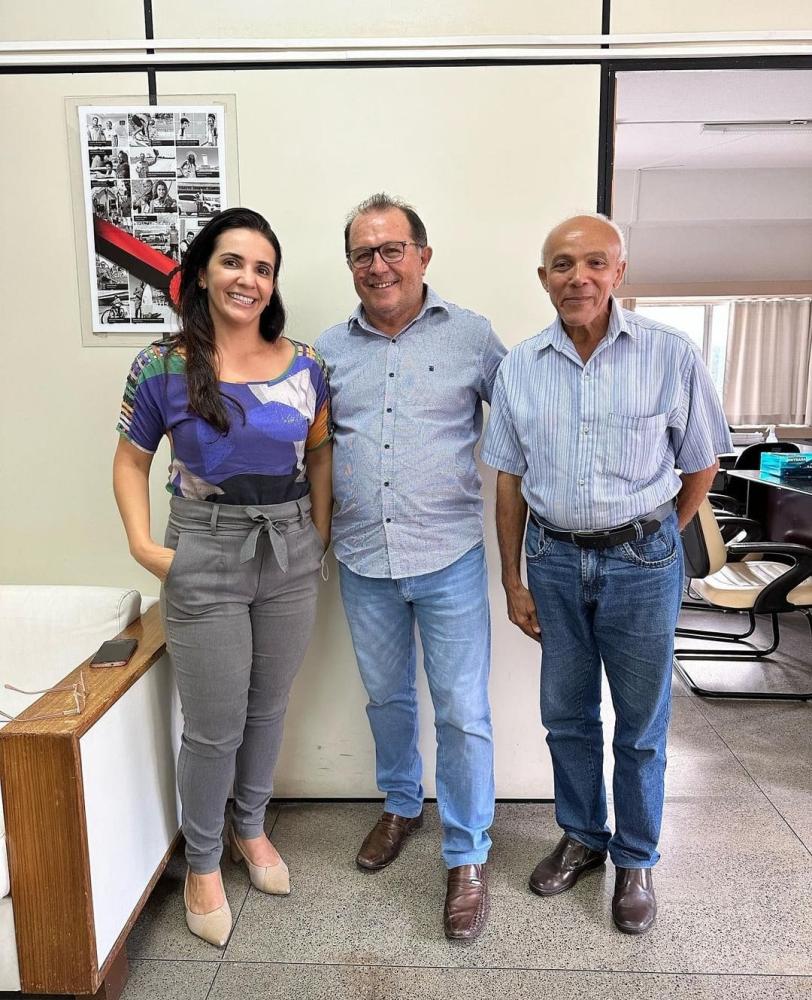 O gestor informou que na CEHAP foi recebido pela chefe de gabinete do órgão, Daniele, e pelo técnico Layr (Foto instagram) 