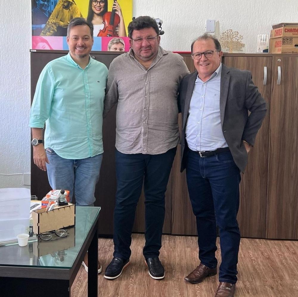 Nesta quinta-feira (8) o prefeito, em companhia do deputado, estiveram mais uma vez na secretaria de educação do estado