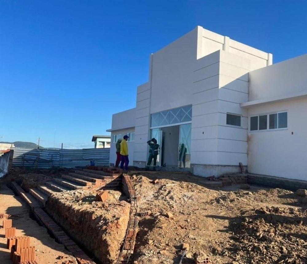 Prefeito Bal LIns em visita às obras da UBS em são José de Piranhas (Foto: assessoria) 