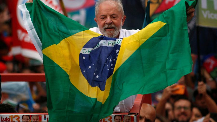 Dias antes, em 5 de dezembro, um grupo promoveu um ato na porta do hotel Meliá, onde o presidente eleito está hospedado em Brasília