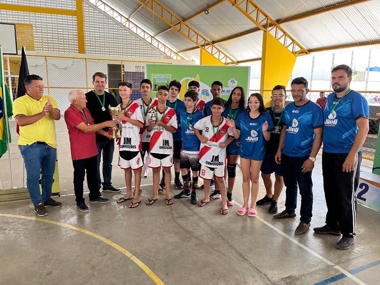 Prefeito Bal Lins, secretário idomar Bento durante a entrega da premiação (Foto: assessoria) 