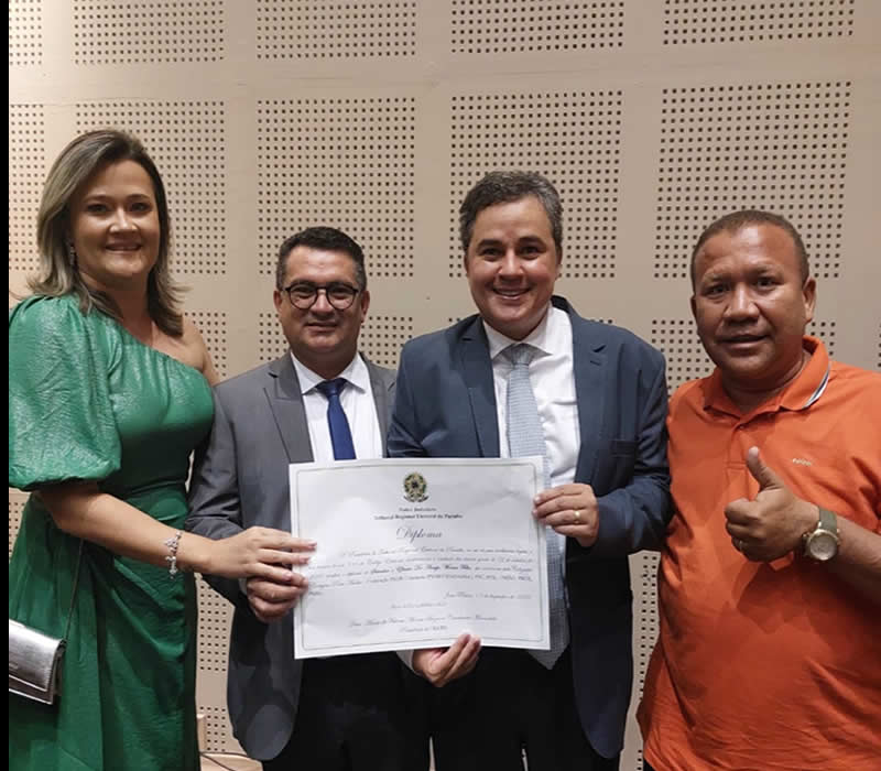 Ao lado do prefeito Luiz Claudino, Efraim Morais é diplomado senador e garante parceria com São João do Rio do Peixe
