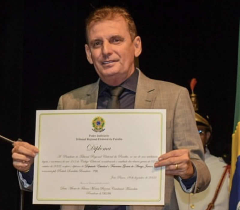 Emocionado após ser diplomado, Chico Mendes diz ser grato a Deus e aos paraibanos 