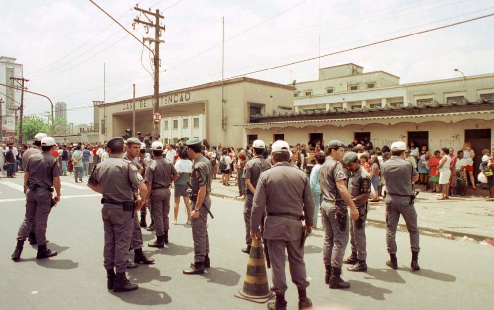 Imagens de policiais se preparando para invadir o presídio do carandiru, onde assassinaram 111 presos 