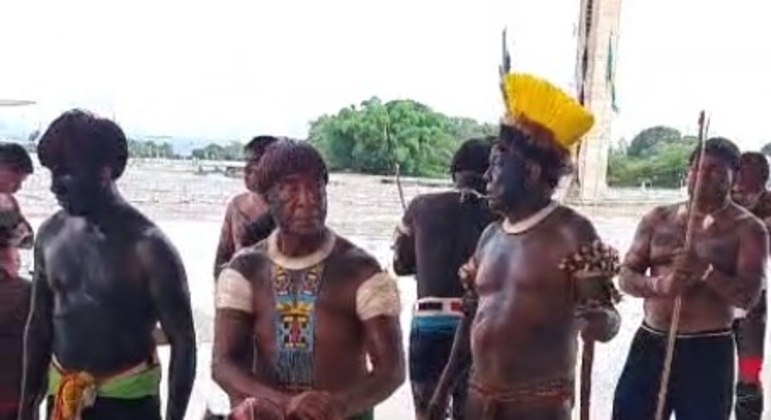 O grupo deixou o local no início da noite, já próximo das 19h (Foto UOL) 