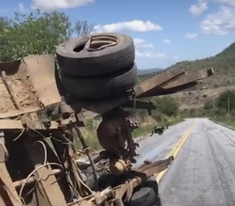 Caminhão ficou destruído 