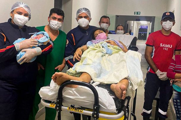 Uma gestante começou o trabalho de parto e o bebê não esperou, sendo o parto realizado pelo médico Dr. Almeida, auxiliado pela equipe do SAMU ainda dentro da ambulância
