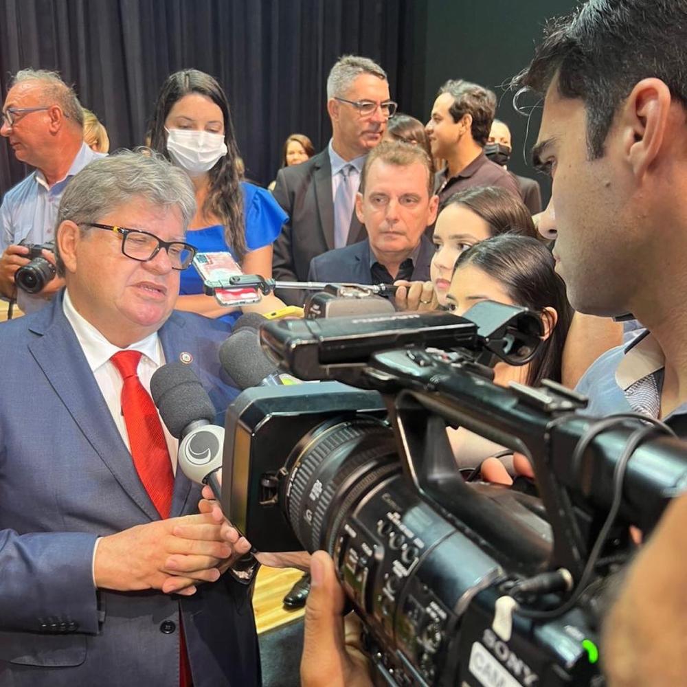 Deputado Chico Mendes prestigia posse de João Azevedo e reafirma compromisso com os municípios 