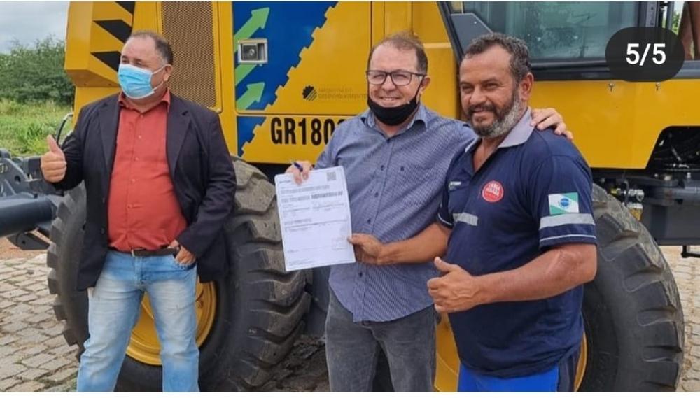 Bonito de Santa Fé é contemplado com Máquina Motoniveladora, prefeito festeja a conquista 