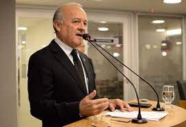 Branco Mendes desiste de concorrer à presidência da ALPB e assegura apoio a Adriano Galdino