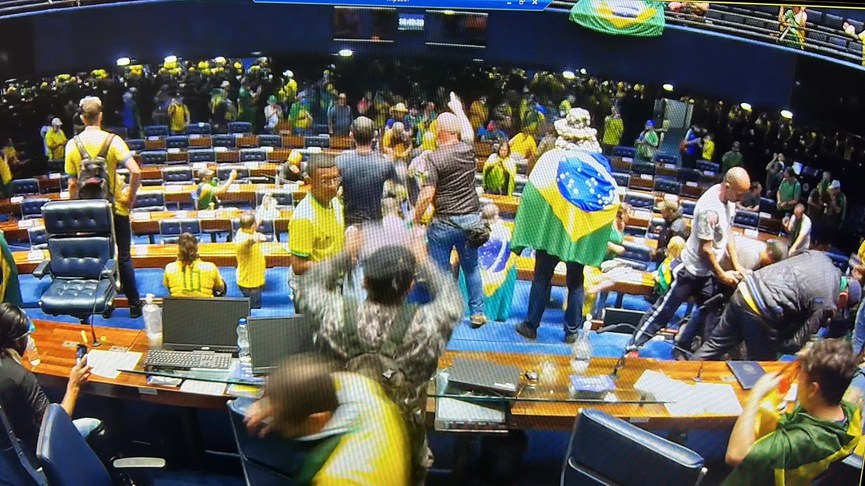 Milhares de apoiadores do ex-presidente Jair Bolsonaro invadiram e depredaram o Congresso, o Palácio do Planalto e o Supremo Tribunal Federal.